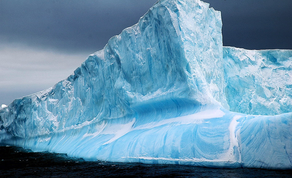 Eisberge, die von Eisschelfen abbrechen, sind normalerweise oben tafelförmig, unten aber spitz zulaufend. Dadurch entstehen Spuren auf dem Boden vor den Abbruchkanten, wenn die Eisberge wegtreiben. Bild: Michael Wenger